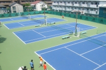 早稲田大学東伏見校地硬式テニスコートをデコカラーでリフレッシュ