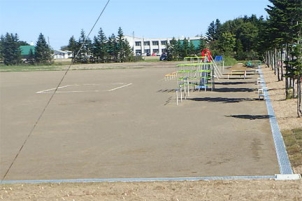 鬼志別小学校グラウンドを改良混合土舗装で全面改修