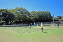 横浜市の慶應義塾体育会ソフトテニスコートを全面砂入人工芝へ改修