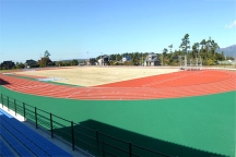 新潟県佐渡市に島内初の全天候陸上競技場（レヂンエースST）誕生