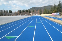 長野県初のブルートラックへ、茅野市運動公園陸上競技場が全面改修