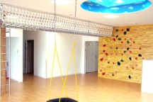 児童施設にボルダリングや天井吊雲梯などの遊具設置