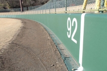 富岡市もみじ平総合公園野球場の外野部緩衝フェンス改修