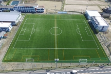 JAPANサッカーカレッジの人工芝ピッチをオーバーレイ改修