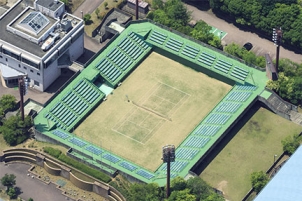 三重県 鈴鹿庭球場センターコートの人工芝をリフレッシュ