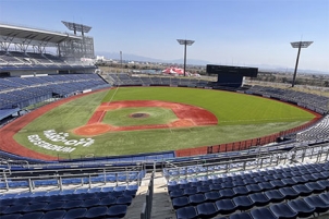 HARD OFF ECOスタジアム新潟 の外野人工芝を張替改修