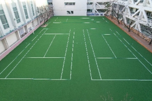 菊華高等学校は創立60周年記念事業として中庭を人工芝化